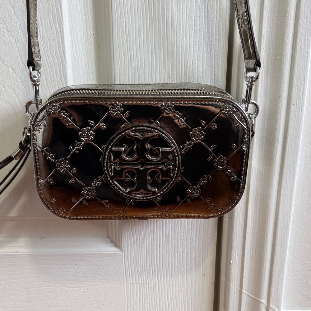 Tory Burch Metallic Quilted Logo Crossbody Bag - Silver